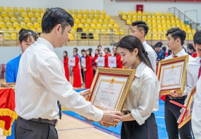 Mồ côi từ nhỏ, cô gái vùng cao viết nên kỳ tích: Chạm tay tới Huân chương Lao động hạng Ba ở tuổi 19