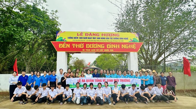 Ra quân vệ sinh môi trường tại Đền thờ Dương Đình Nghệ